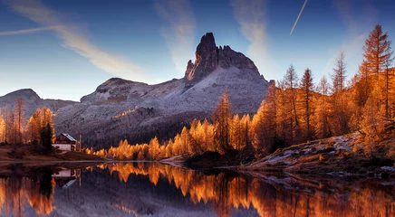 Crédence en verre imprimé Dolomites Le magnifique paysage naturel. Superbe vue sur le lac Federa tôt le matin. Le lac Federa avec le pic des Dolomites, Cortina D& 39 Ampezzo, Tyrol du Sud, Dolomites, Italie. lieux de voyage populaires.