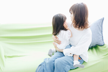 あやす母親と女の子