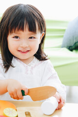 ままごと遊びをする女の子