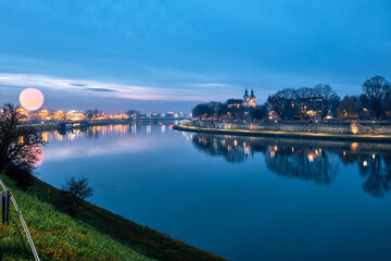 Obraz premium View of the Vistula River at night in Krakow, Poland.