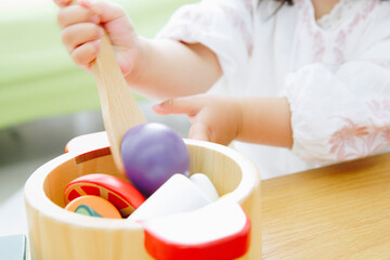 ままごと遊びをする女の子