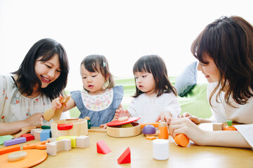 ままごと遊びをする親子