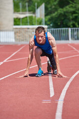 Obraz premium Running start of adaptive sportsman on track