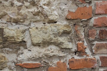 NIeregularny fragment starego muru, ogrodzenia z cegieł © Sebastian