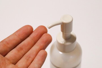 消毒液で手の消毒をする