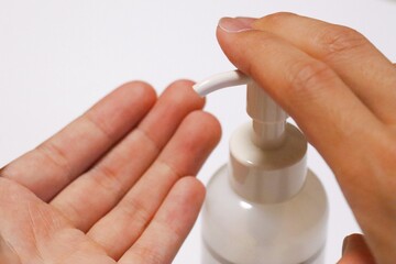 消毒液で手の消毒をする