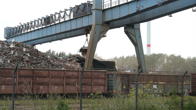 Metall Schrott Recycling mit einem Magnet Kran