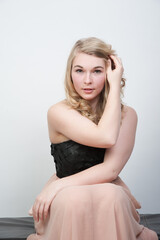 junge frau portrait blonde locken haare grüne augen vamp female 