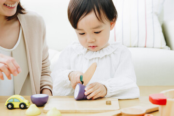 おもちゃで遊ぶ親子