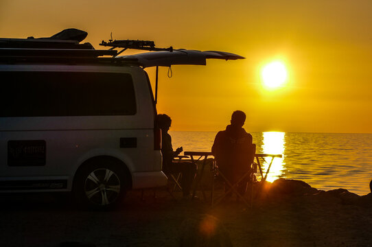 Trendiger Bus-Camper Campingbus an der Ostsee bei Sonnenuntergang Camping Glamping Vanlive Vanlife mobile working digital live digitale nomaden wohnmobil