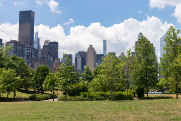 Obraz premium Green Grass Field at Southpoint Park with the Midtown Manhattan Skyline on Roosevelt Island during Summer in New York City