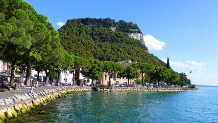 Blick auf die Promenade von Garda am Gardasee, Italien
