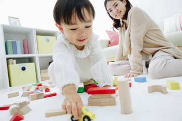 積み木で遊ぶ親子