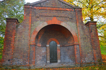 Naklejka premium ancient red building in the woods