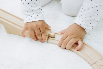 おもちゃで遊ぶ幼児