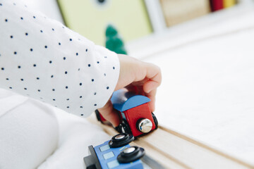 おもちゃで遊ぶ幼児