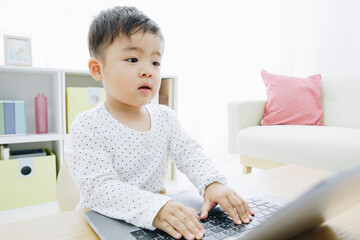 Naklejka premium パソコンで遊ぶ幼児