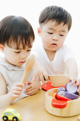 おもちゃで遊ぶ男の子