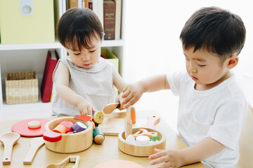 おもちゃで遊ぶ男の子