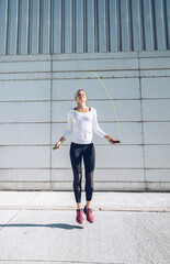 Obraz premium Athletic woman training in the urban area.