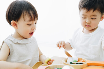 Fototapeta premium おもちゃで遊ぶ男の子