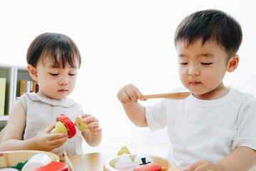 おもちゃで遊ぶ男の子