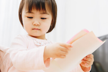 折り紙をする親子