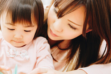 折り紙をする親子