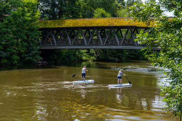 Zwei Stehpaddler in der Loisach am Sebastiani-Steg in Wolfratshausen