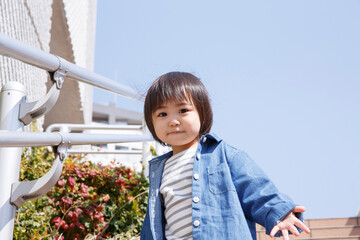 階段を下りる子供