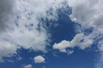 Bianche nuvole, cielo azzurro