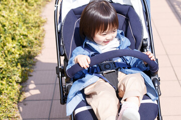 ベビーカーに乗った子供