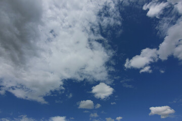 Bianche nuvole, cielo azzurro