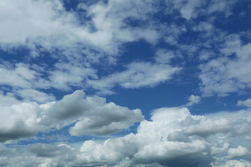 Fototapeta na wymiar Bianche nuvole, cielo azzurro