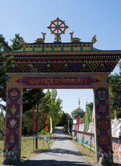 Puerta de colores de templo Budista con detalles dorados 