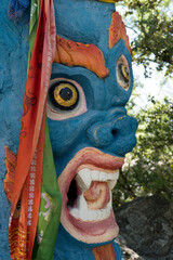 Totem de dragón Budista rojo y azul  