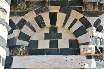 Arc roman bicolore de San Michele de Murato, Corse