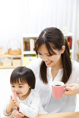 飲み物を飲む親子