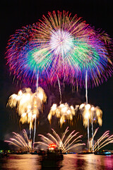 カラフルな夏の横浜の花火