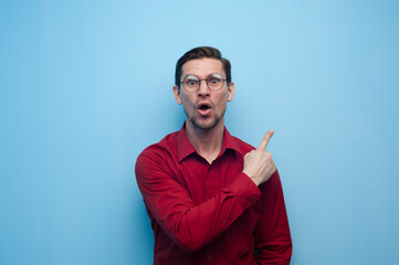 Portrait of shocked surprised young man in glasses