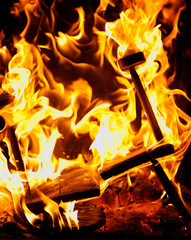 Une chaise en feu