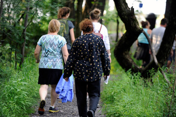 Des gens marchent dans un parc
