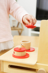 おままごとをする子供