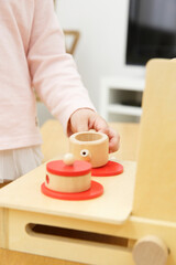 おままごとをする子供