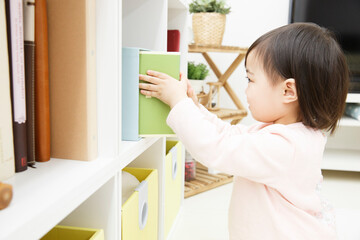 片付けをする子供