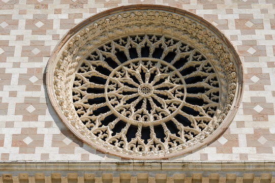 L'Aquila, Basilica di Santa Maria di Collemaggio, rosone della facciata