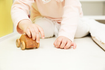 おもちゃで遊ぶ子供