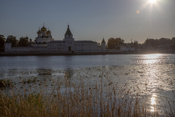 Obraz premium Holy Trinity Ipatiev monastery at sunset in the city of Kostroma on the Bank of the Kostroma river. Gold ring of Russia.