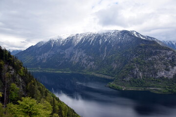 Fototapeta na wymiar Lago de Hallstatt en primavera 