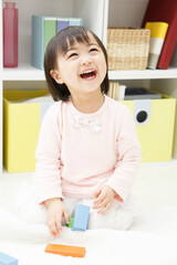積木で遊ぶ子供